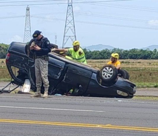 Carro capota e provoca bloqueio na BR-386 em Canoas na foto, bloqueio BR-386 Canoas