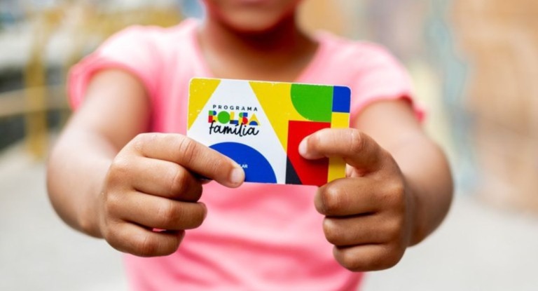 na foto, bolsa família pagamento novembro