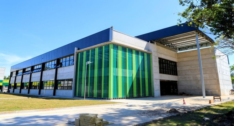 na foto, escola sesi canoas com bolsas de ensino médio