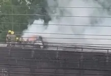 Canoas: carro pega fogo em viaduto da Guilherme Schell; bombeiros são acionados Carro pega fogo em viaduto da Guilherme Schell em Canoas; bombeiros são acionados