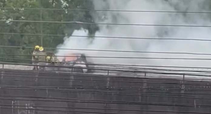 Carro pega fogo em viaduto da Guilherme Schell em Canoas; bombeiros são acionados