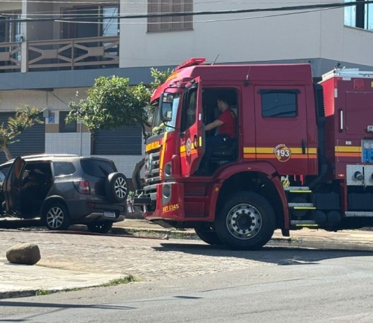 Bombeiros de Canoas são acionados após veículo pegar fogo Bombeiros de Canoas são acionados após veículo pegar fogo