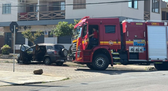 Bombeiros de Canoas são acionados após veículo pegar fogo