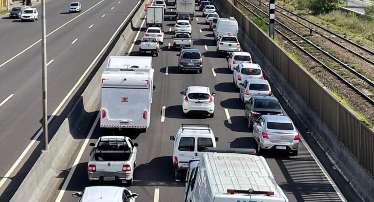 na foto, BR-116 Canoas congestionamento