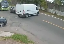 Câmera flagra acidente entre van e moto em Canoas; Veja vídeo na foto, camera flagra acidente em canoas