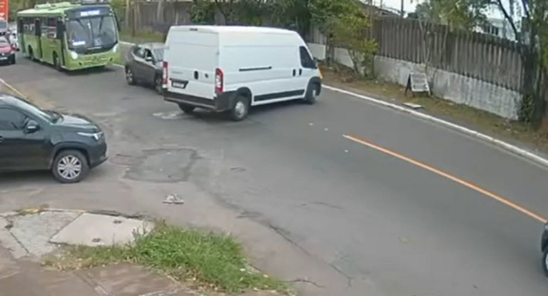na foto, camera flagra acidente em canoas