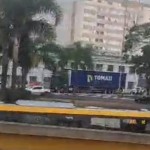 Imagem do caminhão de Nova Santa Rita que tranca entrada de porto alegre