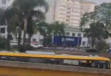 Imagem do caminhão de Nova Santa Rita que tranca entrada de porto alegre
