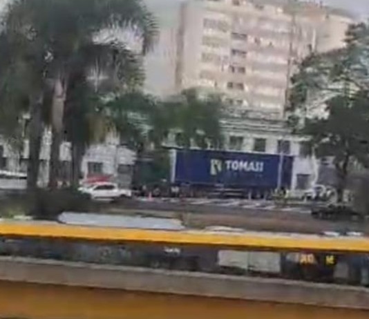 Imagem do caminhão de Nova Santa Rita que tranca entrada de porto alegre