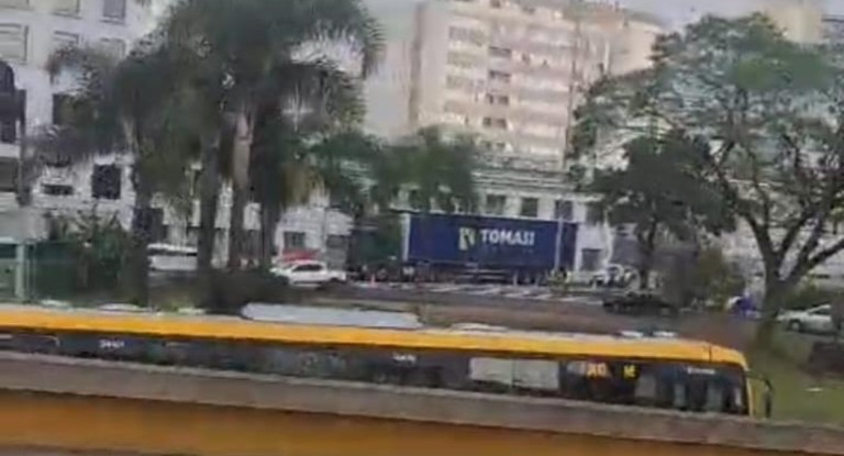 Imagem do caminhão de Nova Santa Rita que tranca entrada de porto alegre