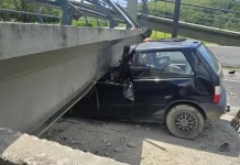 Motorista morre após passarela ceder e cair sobre carro na BR-116 passarela que caiu sobre o carro no rio de janeiro