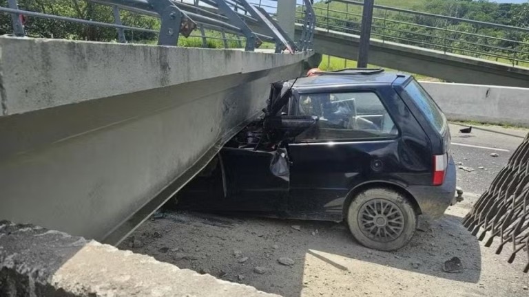 passarela que caiu sobre o carro no rio de janeiro