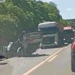 na foto, capotamento de carro na BR-386 em Sarandi