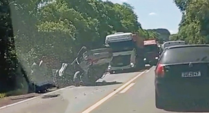 na foto, capotamento de carro na BR-386 em Sarandi