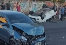 Carro capota após colisão em cruzamento de Canoas carro canoas