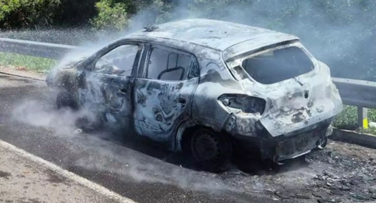na foto, carro de canoas que pegou fogo na freeway