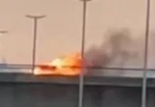 Carro pega fogo em viaduto sobre a BR-116 e causa susto em motoristas em Canoas Ocorrência do carro que pegou fogo em Canoas na BR-116