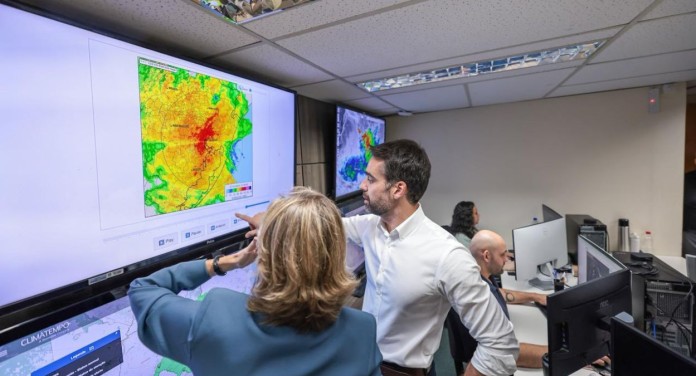 na foto, eduardo leite fala sobre o ciclone no RS