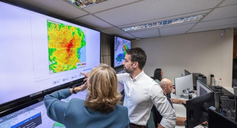 na foto, eduardo leite fala sobre o ciclone no RS