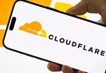foto mostra celular com a cloudflare