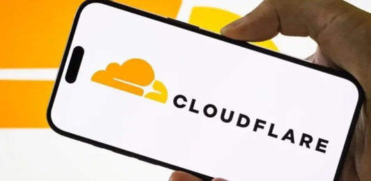 foto mostra celular com a cloudflare
