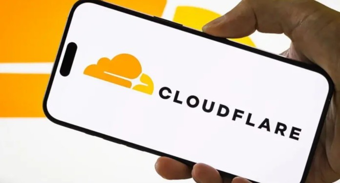 foto mostra celular com a cloudflare
