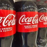 na foto, garrafas da coca-cola