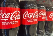 Já pensou em trabalhar na Coca-Cola? Salários chegam a R$ 5 mil na foto, garrafas da coca-cola