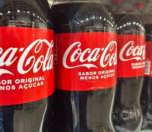 na foto, garrafas da coca-cola