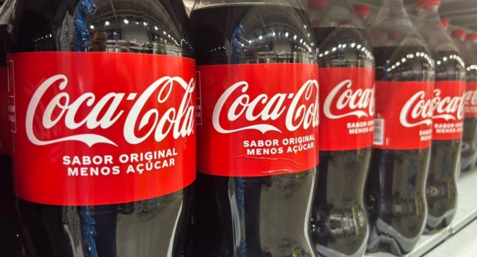 na foto, garrafas da coca-cola