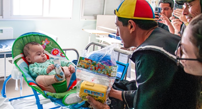 Crianças internadas no Hospital Universitário de Canoas recebem doação de brinquedos