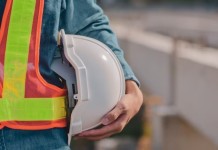 Falência de empresa deixa 700 funcionários sem salários no RS na foto, trabalhadores de empresa que teve falência decretada