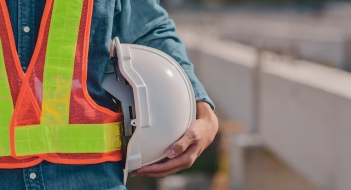 na foto, trabalhadores de empresa que teve falência decretada