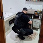 na foto, policiais fazem operação contra facção criminosa rs