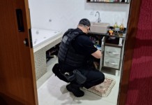 na foto, policiais fazem operação contra facção criminosa rs