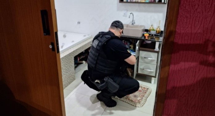 na foto, policiais fazem operação contra facção criminosa rs