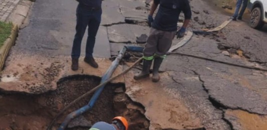 na foto, rompimento de rede provoca falta de água em Nova Santa Rita