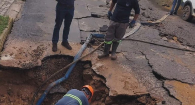 na foto, rompimento de rede provoca falta de água em Nova Santa Rita