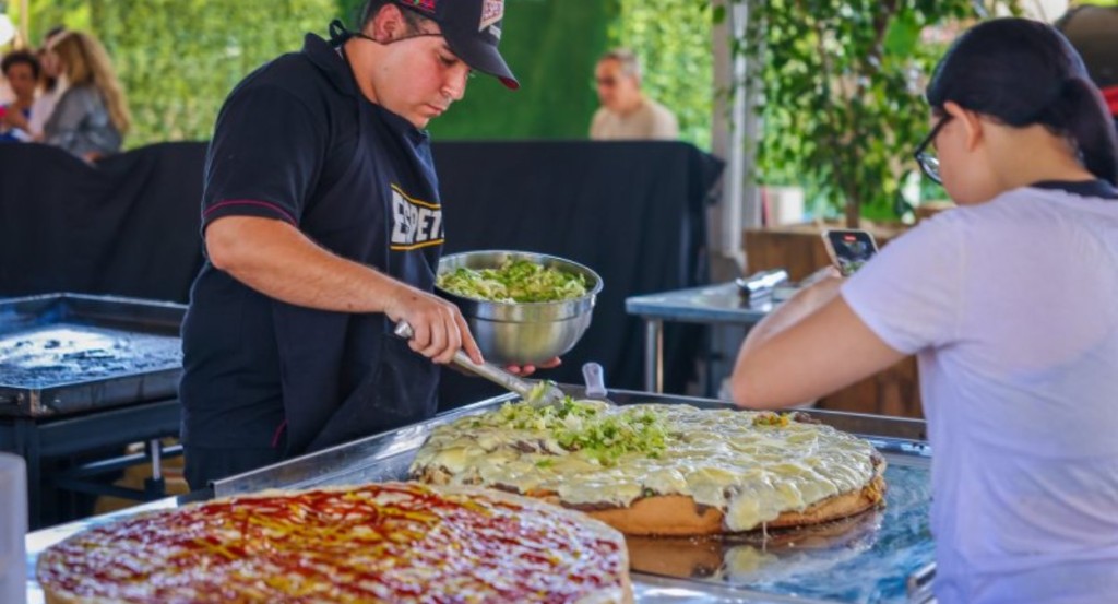 na foto, produção do maior xis do mundo no festival do xis