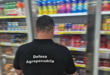 na foto, fiscalização supermercado