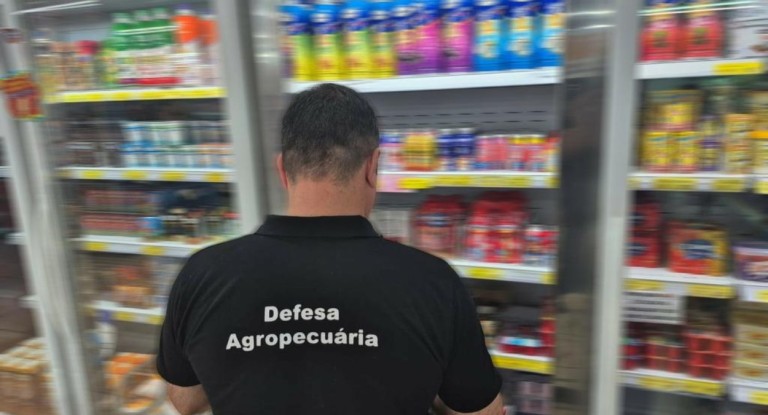 na foto, fiscalização supermercado