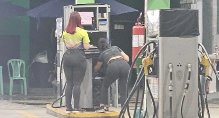 Frentista de cropped: funcionária pede demissão após pressão por uniforme considerado inadequado