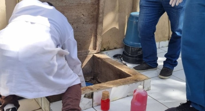 na foto, fiscalização em funerária interditada