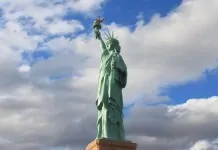 Foto da estátua da liberdade em uma das lojas da Havan