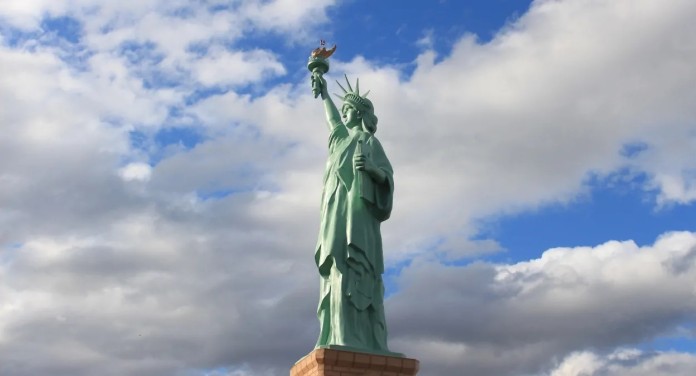 Foto da estátua da liberdade em uma das lojas da Havan