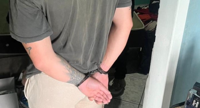 na foto, homem preso Canoas