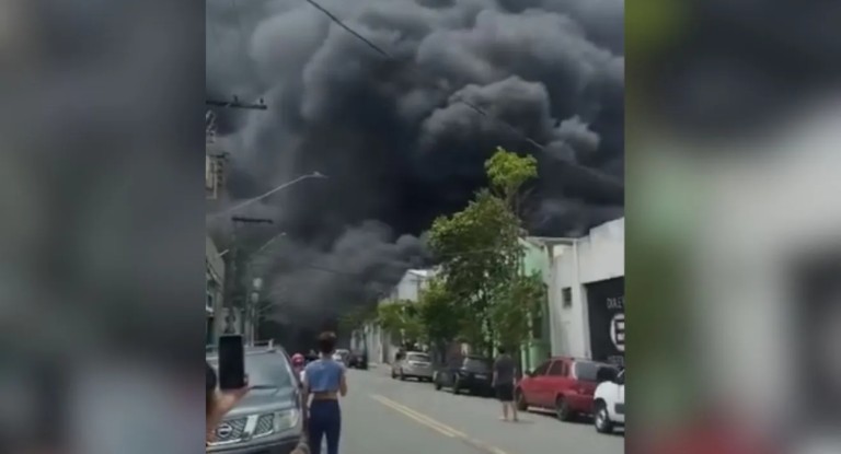Incêndio de grandes proporções atinge empresa no Brás e causa transtornos em SP