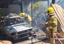 Incêndio destrói garagem e carros em Nova Santa Rita na foto, incêndio em nova santa rita