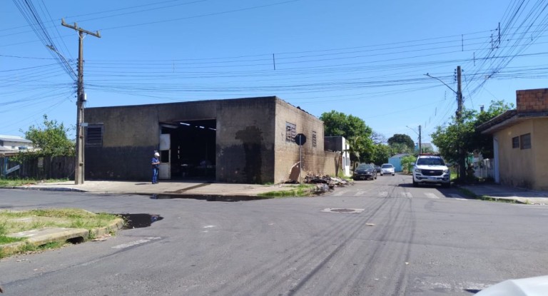 na foto, incêndio em oficina canoas