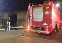 na foto, incêndio em oficina Canoas